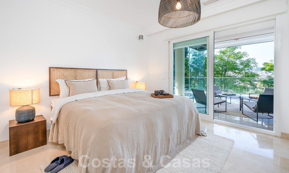 Gerenoveerd, modern appartement te koop met een ruim terras te Nueva Andalucia, Marbella 41365