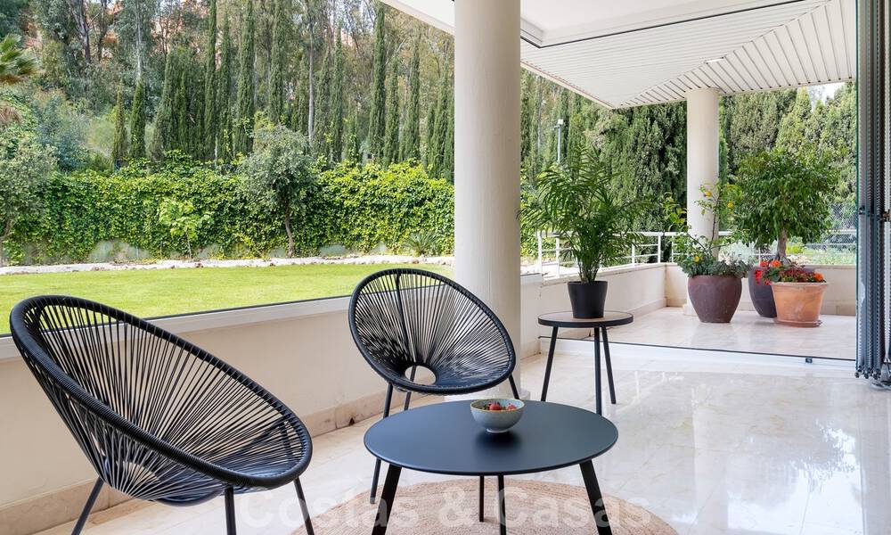 Gerenoveerd, modern appartement te koop met een ruim terras te Nueva Andalucia, Marbella 41370