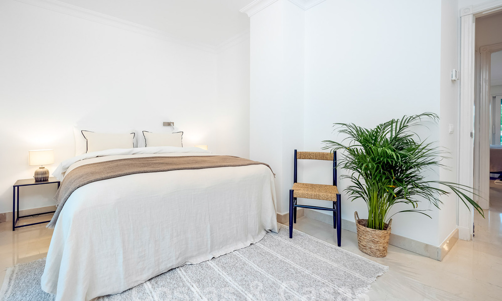 Gerenoveerd, modern appartement te koop met een ruim terras te Nueva Andalucia, Marbella 41372