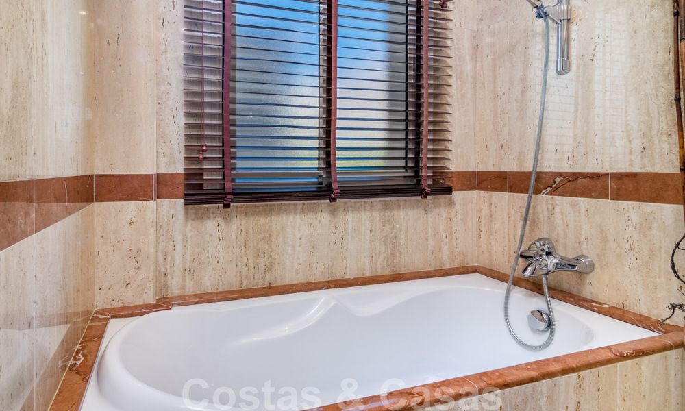 Luxueus, duplex penthouse te koop met panoramisch zeezicht in Benahavis - Marbella 41483