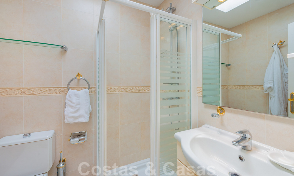 Charmant huis te koop, in een complex direct aan het strand, met prachtig zeezicht op de Golden Mile - Marbella 41662