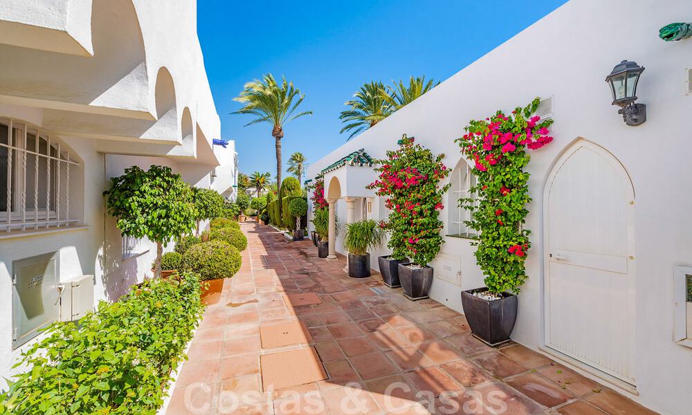 Charmant huis te koop, in een complex direct aan het strand, met prachtig zeezicht op de Golden Mile - Marbella 41675