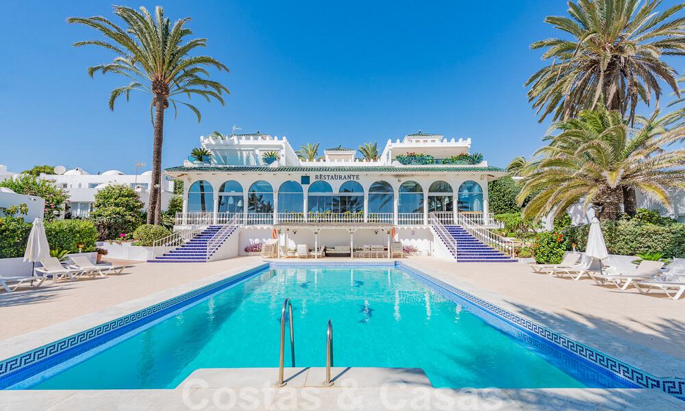 Charmant huis te koop, in een complex direct aan het strand, met prachtig zeezicht op de Golden Mile - Marbella 41680