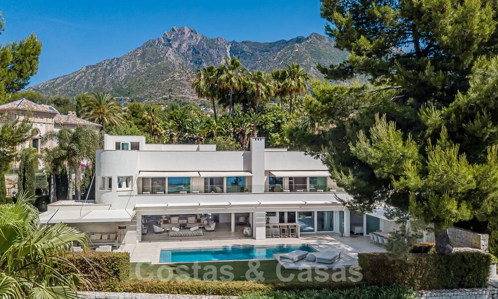 Prachtige villa te koop, gerenoveerd in een luxueuze, moderne stijl, op de Golden Mile - Marbella 41683