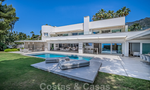Prachtige villa te koop, gerenoveerd in een luxueuze, moderne stijl, op de Golden Mile - Marbella 41693