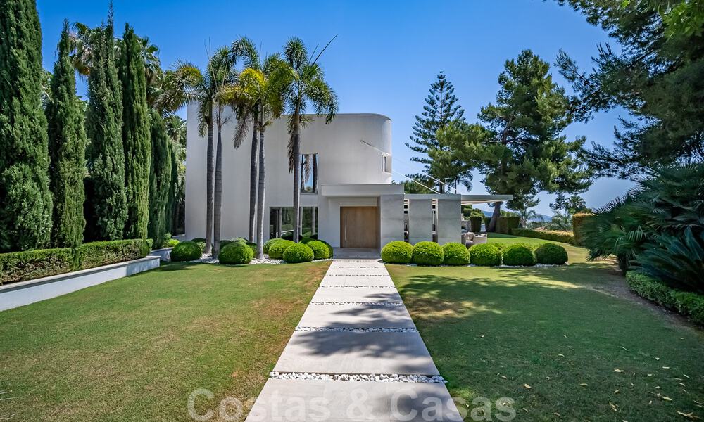 Prachtige villa te koop, gerenoveerd in een luxueuze, moderne stijl, op de Golden Mile - Marbella 41696