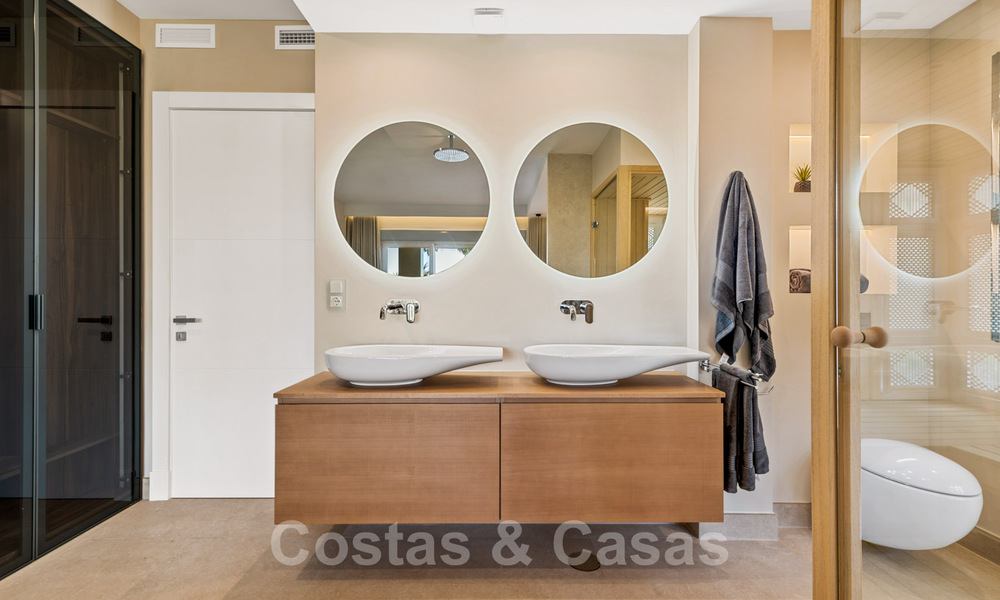 Instapklaar, luxe appartement te koop, in een beveiligd strandcomplex op de New Golden Mile tussen Marbella en Estepona 41901