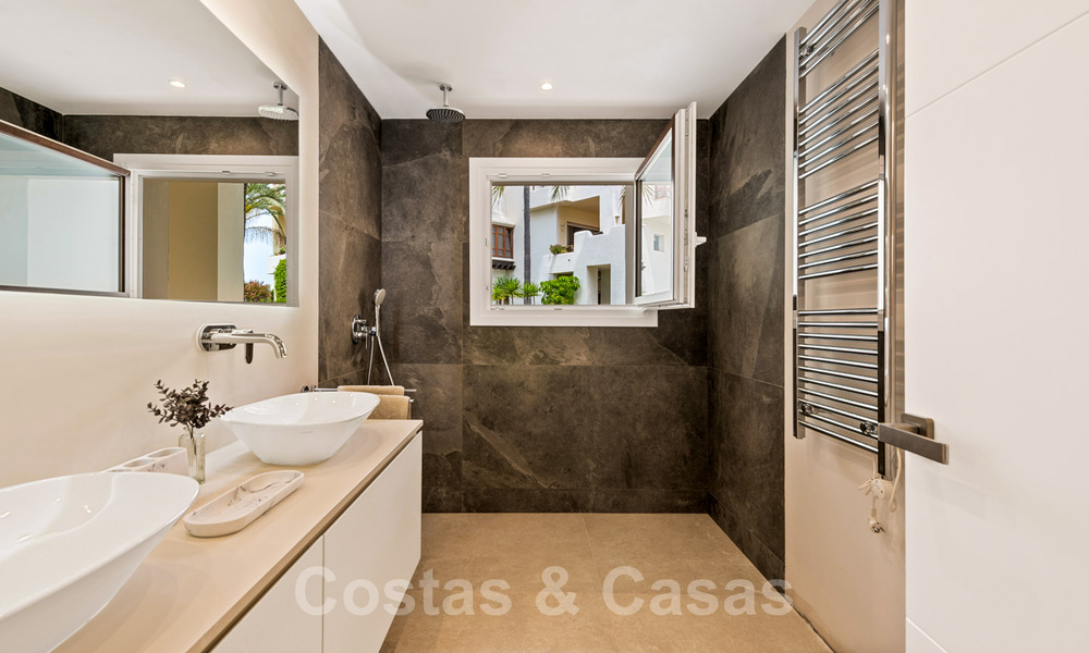 Instapklaar, luxe appartement te koop, in een beveiligd strandcomplex op de New Golden Mile tussen Marbella en Estepona 41903