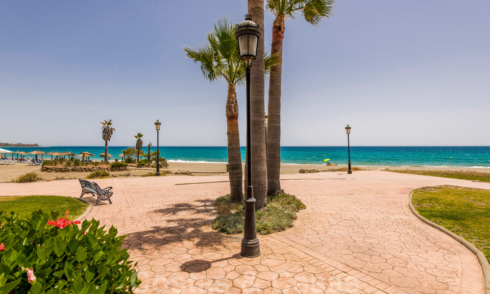 Instapklaar, luxe appartement te koop, in een beveiligd strandcomplex op de New Golden Mile tussen Marbella en Estepona 41906