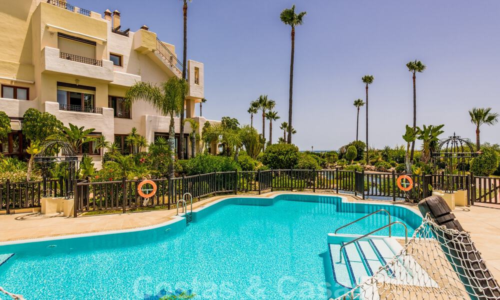 Instapklaar, luxe appartement te koop, in een beveiligd strandcomplex op de New Golden Mile tussen Marbella en Estepona 41910