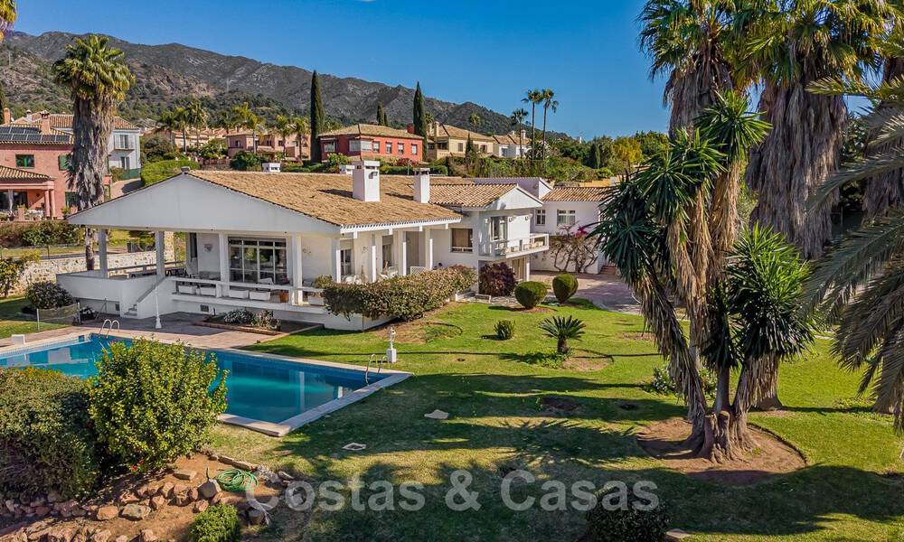 Investeringsobject. Charmante villa te koop op een groot perceel met zeezicht in rustige wijk dicht bij Marbella stad 41785