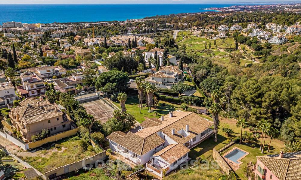 Investeringsobject. Charmante villa te koop op een groot perceel met zeezicht in rustige wijk dicht bij Marbella stad 41786