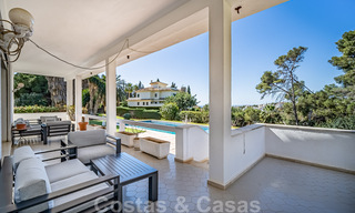 Investeringsobject. Charmante villa te koop op een groot perceel met zeezicht in rustige wijk dicht bij Marbella stad 41787 