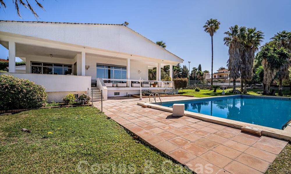 Investeringsobject. Charmante villa te koop op een groot perceel met zeezicht in rustige wijk dicht bij Marbella stad 41788