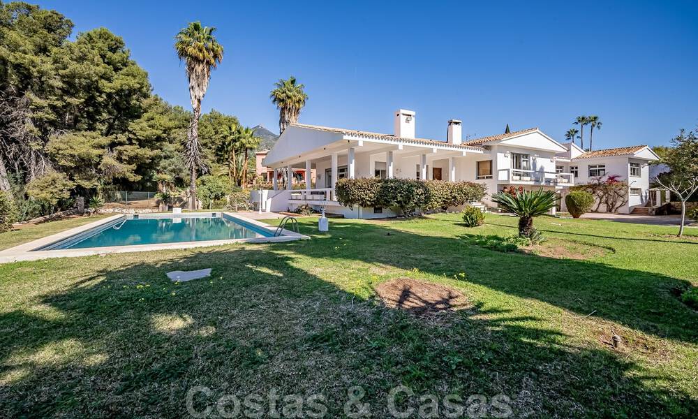 Investeringsobject. Charmante villa te koop op een groot perceel met zeezicht in rustige wijk dicht bij Marbella stad 41789