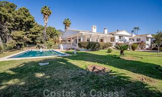 Investeringsobject. Charmante villa te koop op een groot perceel met zeezicht in rustige wijk dicht bij Marbella stad 41789 
