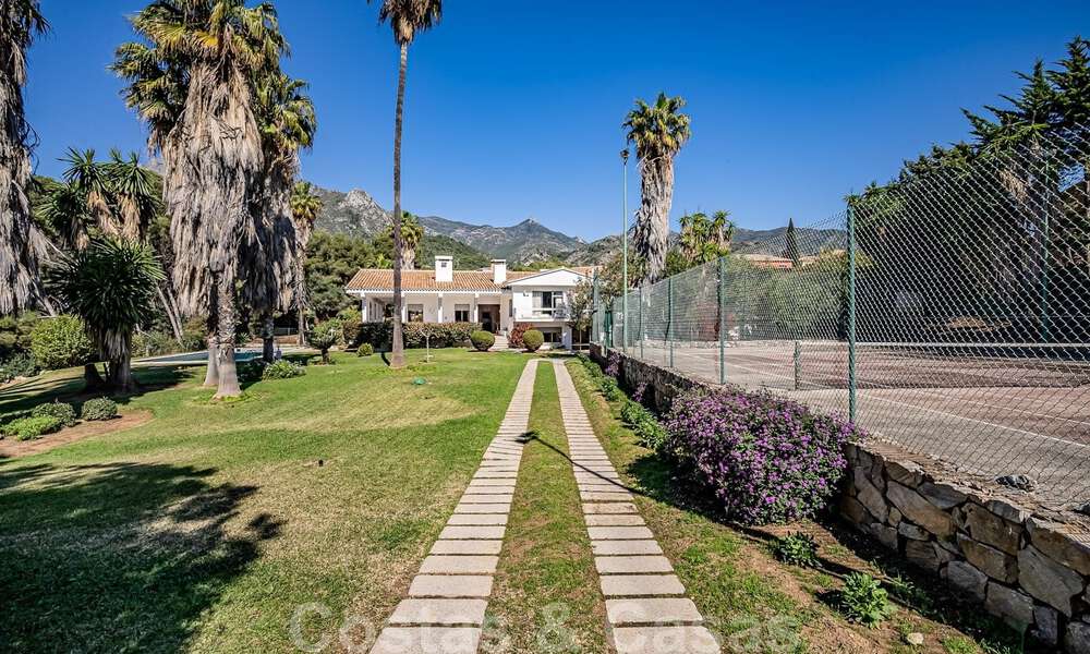 Investeringsobject. Charmante villa te koop op een groot perceel met zeezicht in rustige wijk dicht bij Marbella stad 41790