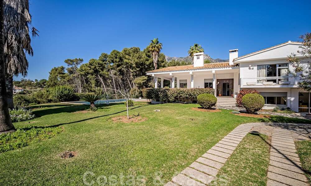 Investeringsobject. Charmante villa te koop op een groot perceel met zeezicht in rustige wijk dicht bij Marbella stad 41791