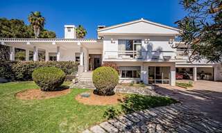 Investeringsobject. Charmante villa te koop op een groot perceel met zeezicht in rustige wijk dicht bij Marbella stad 41792 