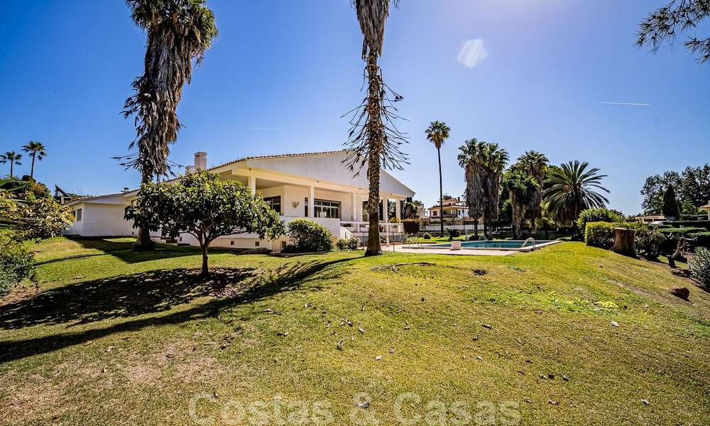 Investeringsobject. Charmante villa te koop op een groot perceel met zeezicht in rustige wijk dicht bij Marbella stad 41793