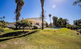 Investeringsobject. Charmante villa te koop op een groot perceel met zeezicht in rustige wijk dicht bij Marbella stad 41793 