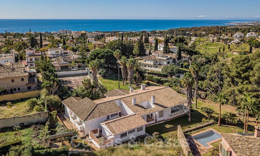 Investeringsobject. Charmante villa te koop op een groot perceel met zeezicht in rustige wijk dicht bij Marbella stad 41796