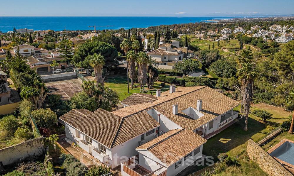 Investeringsobject. Charmante villa te koop op een groot perceel met zeezicht in rustige wijk dicht bij Marbella stad 41797