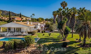 Investeringsobject. Charmante villa te koop op een groot perceel met zeezicht in rustige wijk dicht bij Marbella stad 41799 