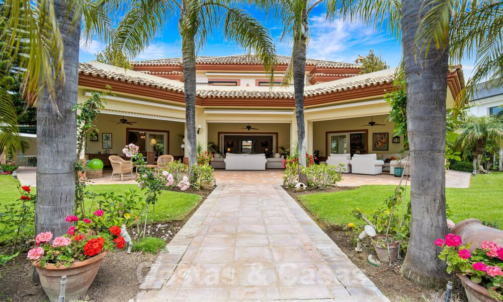 Luxevilla te koop in traditonele stijl met uitzicht op de tuin, beachside in Guadalmina Baja in Marbella 41819