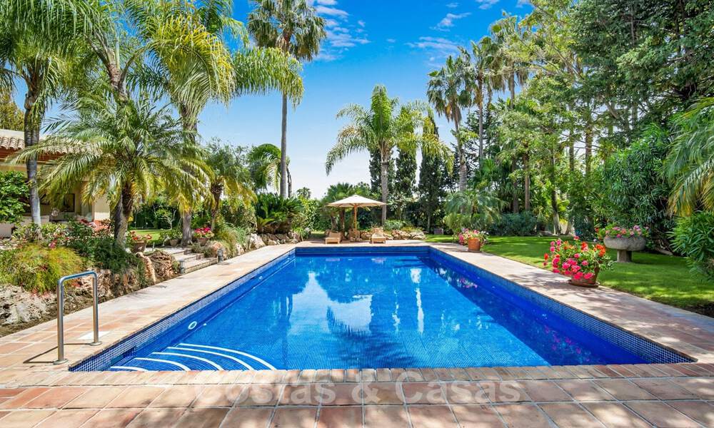 Luxevilla te koop in traditonele stijl met uitzicht op de tuin, beachside in Guadalmina Baja in Marbella 41820