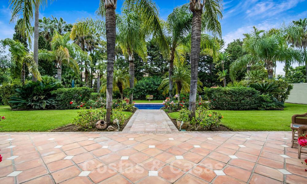 Luxevilla te koop in traditonele stijl met uitzicht op de tuin, beachside in Guadalmina Baja in Marbella 41843