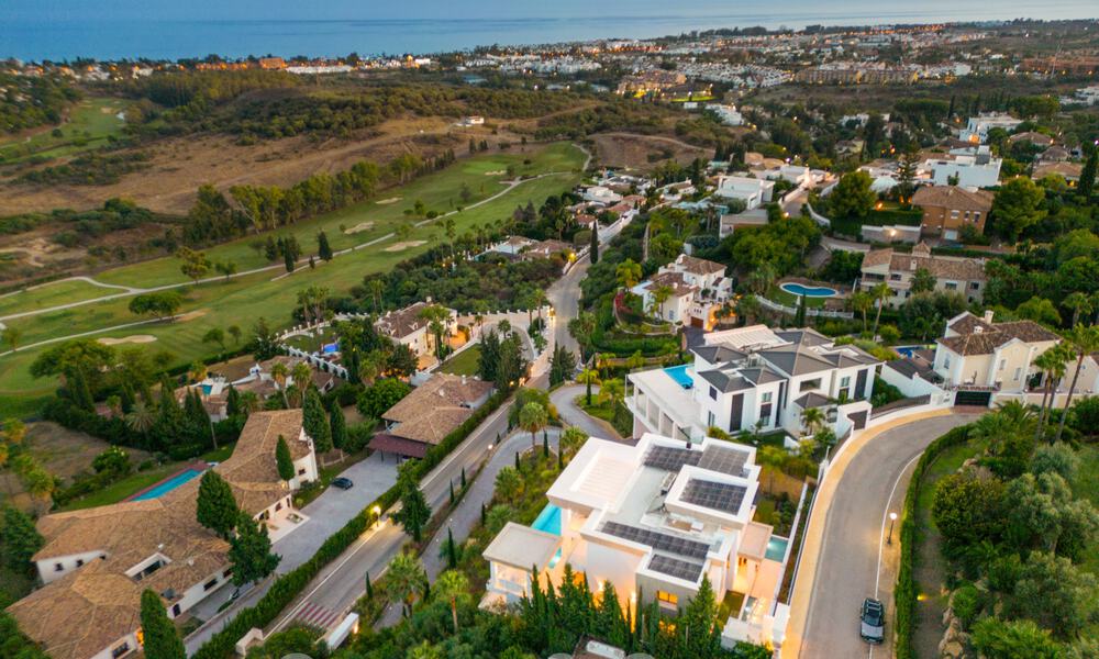 Moderne villa te koop met panoramisch zeezicht in Marbella - Benahavis 58779
