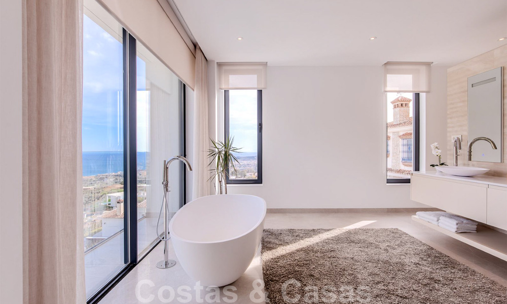 Architecturale, moderne luxevilla te koop in Mijas, Costa del Sol 41957