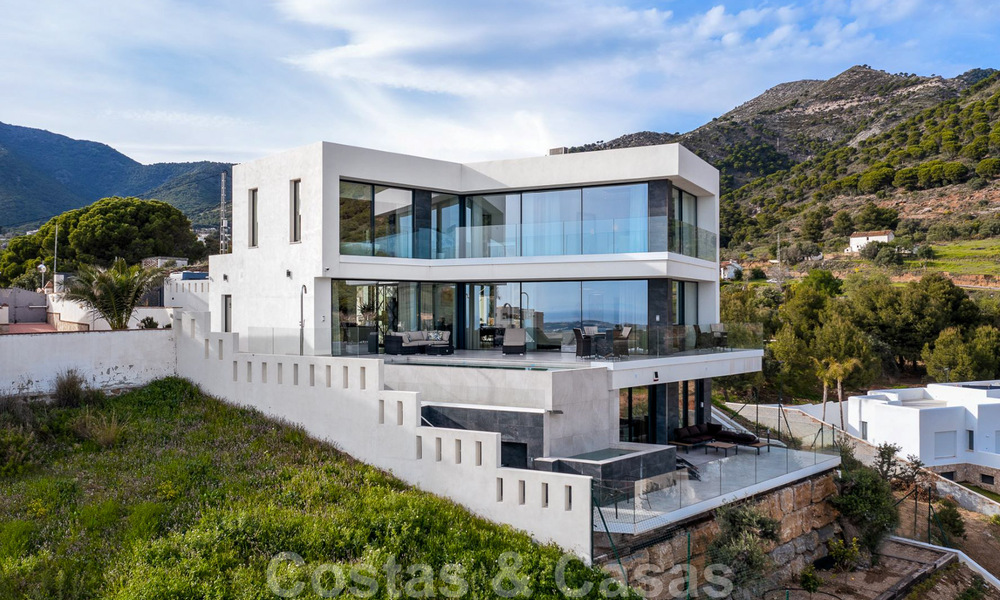 Architecturale, moderne luxevilla te koop in Mijas, Costa del Sol 41968