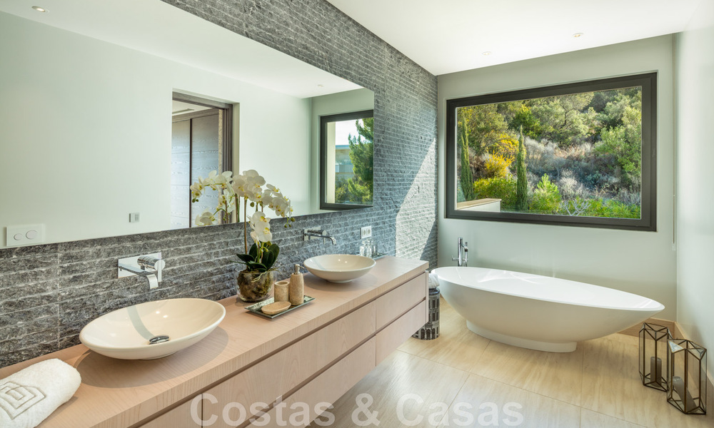 Nieuw op de markt! Eigentijdse, moderne luxevilla te koop in resort stijl met panoramisch zeezicht in Cascada de Camojan in Marbella 42089