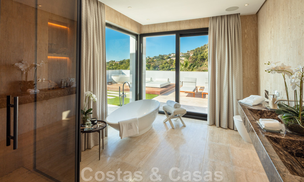 Nieuw op de markt! Eigentijdse, moderne luxevilla te koop in resort stijl met panoramisch zeezicht in Cascada de Camojan in Marbella 42094