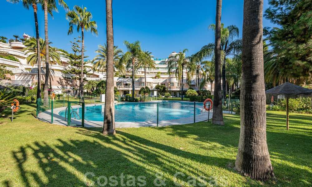 Gerenoveerd appartement te koop, met zeezicht, eerstelijnstrand complex vlak naast de jachthaven van Puerto Banus, Marbella 42073