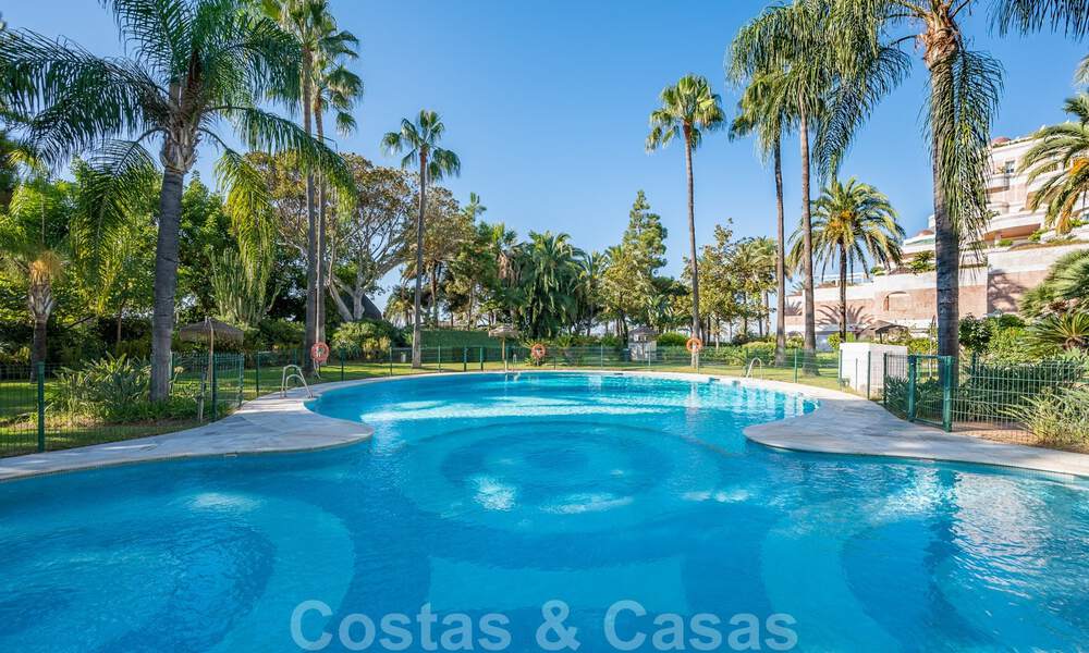 Gerenoveerd appartement te koop, met zeezicht, eerstelijnstrand complex vlak naast de jachthaven van Puerto Banus, Marbella 42074