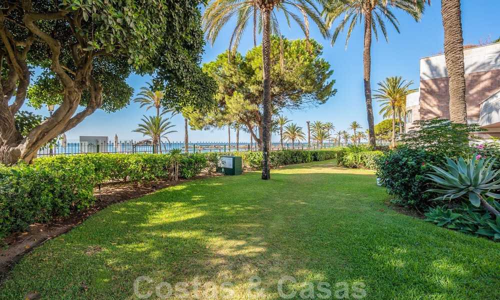 Gerenoveerd appartement te koop, met zeezicht, eerstelijnstrand complex vlak naast de jachthaven van Puerto Banus, Marbella 42075