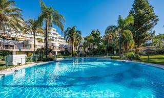Gerenoveerd appartement te koop, met zeezicht, eerstelijnstrand complex vlak naast de jachthaven van Puerto Banus, Marbella 42076 