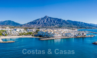 Gerenoveerd appartement te koop, met zeezicht, eerstelijnstrand complex vlak naast de jachthaven van Puerto Banus, Marbella 42078 
