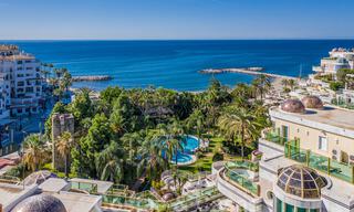 Gerenoveerd appartement te koop, met zeezicht, eerstelijnstrand complex vlak naast de jachthaven van Puerto Banus, Marbella 42079 