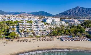 Gerenoveerd appartement te koop, met zeezicht, eerstelijnstrand complex vlak naast de jachthaven van Puerto Banus, Marbella 42080 