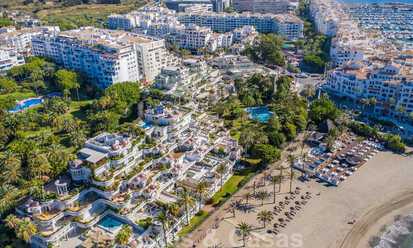 Gerenoveerd appartement te koop, met zeezicht, eerstelijnstrand complex vlak naast de jachthaven van Puerto Banus, Marbella 42081