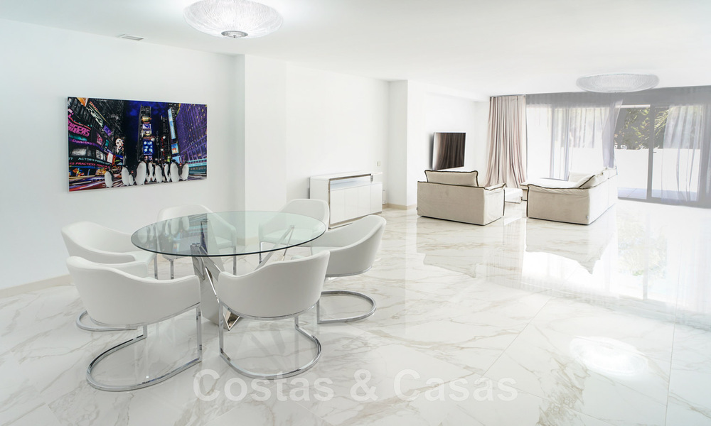 Gerenoveerd appartement te koop, met zeezicht, eerstelijnstrand complex vlak naast de jachthaven van Puerto Banus, Marbella 42218