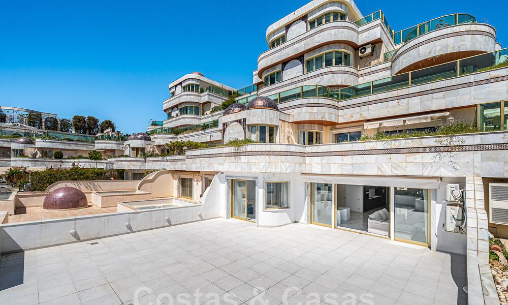 Gerenoveerd appartement te koop, met zeezicht, eerstelijnstrand complex vlak naast de jachthaven van Puerto Banus, Marbella 42219