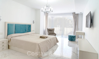 Gerenoveerd appartement te koop, met zeezicht, eerstelijnstrand complex vlak naast de jachthaven van Puerto Banus, Marbella 42220 