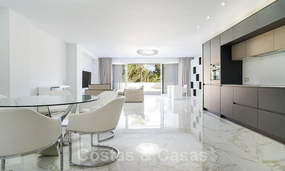 Gerenoveerd appartement te koop, met zeezicht, eerstelijnstrand complex vlak naast de jachthaven van Puerto Banus, Marbella 42221