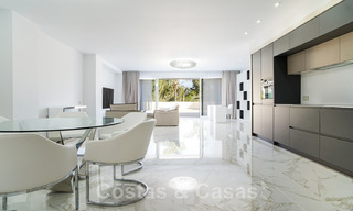 Gerenoveerd appartement te koop, met zeezicht, eerstelijnstrand complex vlak naast de jachthaven van Puerto Banus, Marbella 42221 