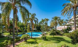 Gerenoveerd appartement te koop, met zeezicht, eerstelijnstrand complex vlak naast de jachthaven van Puerto Banus, Marbella 42225 